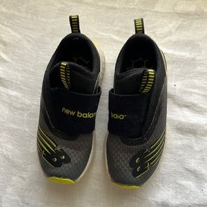 **SOLD Boys New Balance black and yellow running shoes, size  11